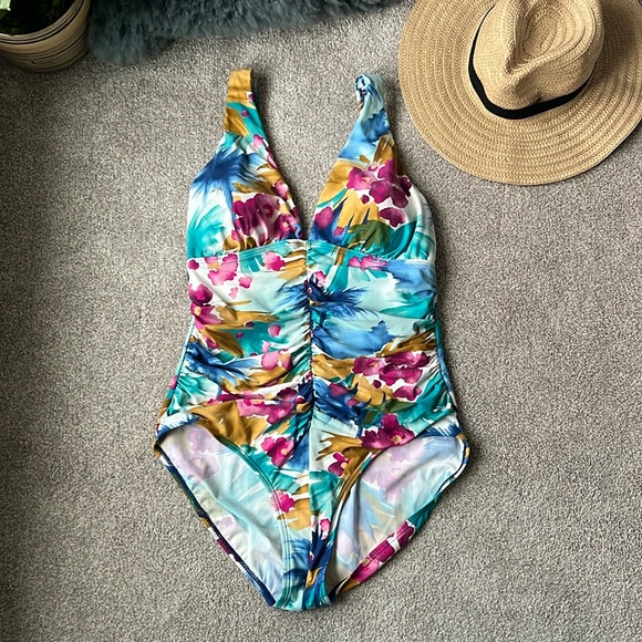 Jantzen Other - JANTZEN Size 14 Floral Swimsuit with tummy ruching Works for long torso